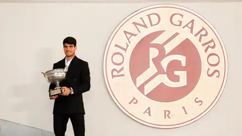 Carlos Alcaraz posa con el trofeo de Roland Garros en la Philippe Chatrier