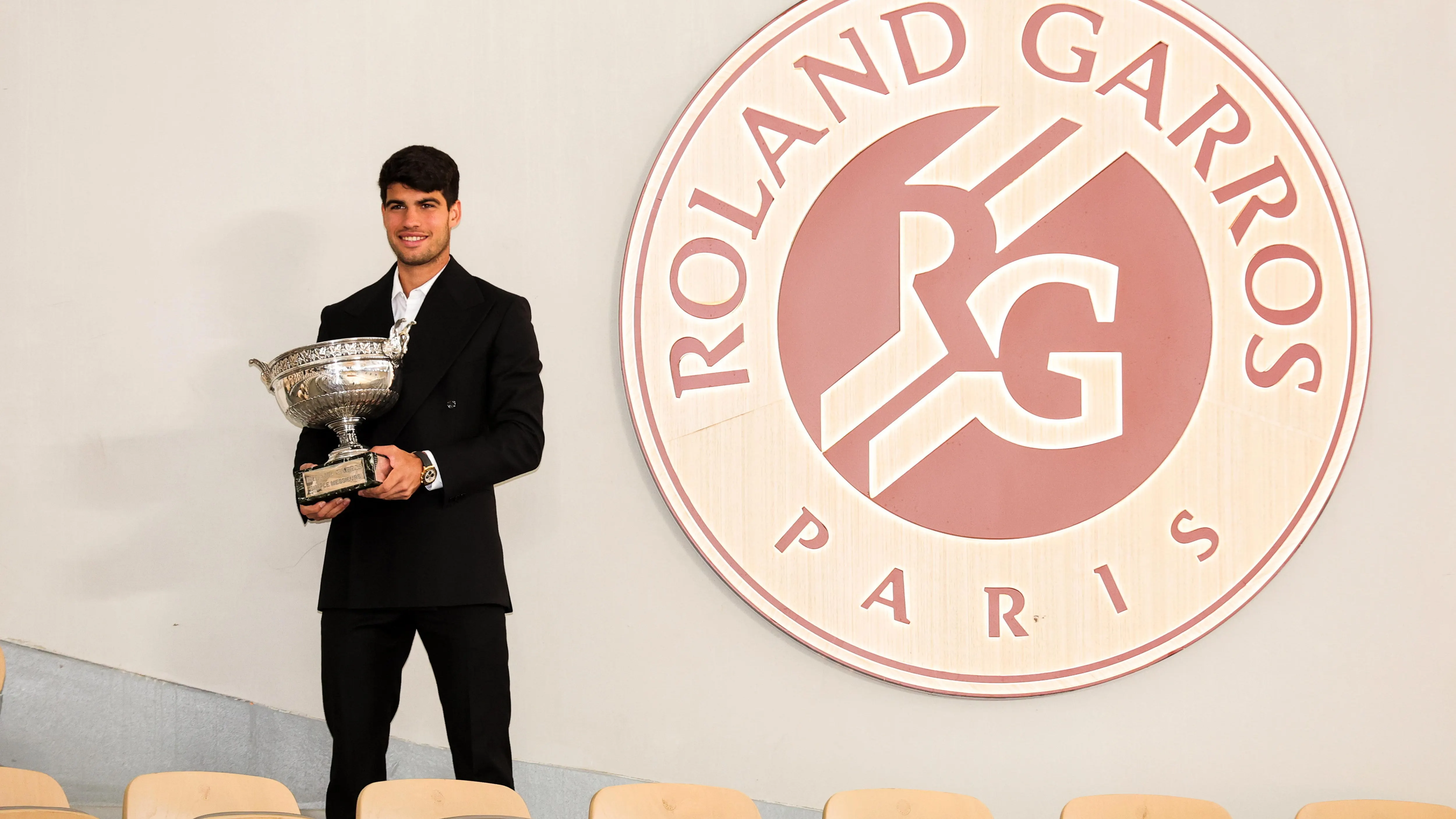 Carlos Alcaraz posa con el trofeo de Roland Garros en la Philippe Chatrier Carlos Alcaraz posa con el trofeo de Roland Garros en la Philippe Chatrier