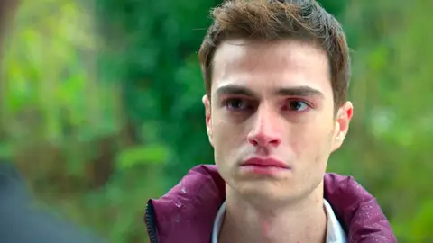 Mientras Yaman y Süreyyan comunican a sus hijas que se van a casar, Berk y Elif reciben la visita de su padre biológico. Mientras Yaman y Süreyyan comunican a sus hijas que se van a casar, Berk y Elif reciben la visita de su padre biológico.