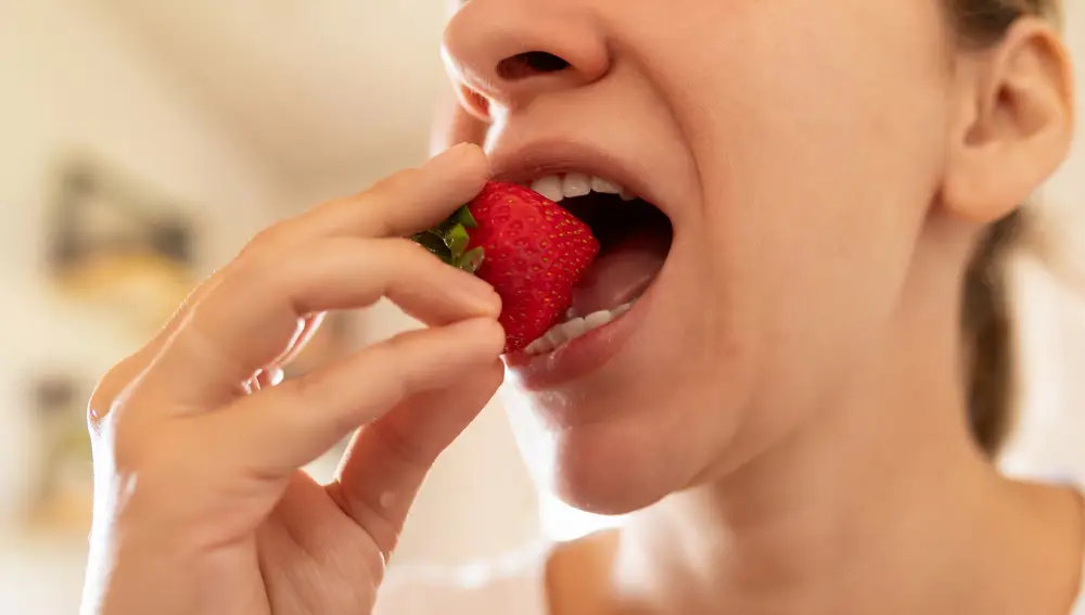 Mujer comiendo fresas
