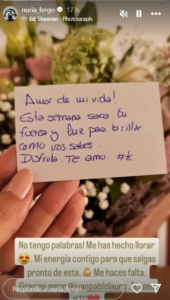 Juan Pablo Lauro agradece el apoyo de Nuria Fergó con un ramo de flores