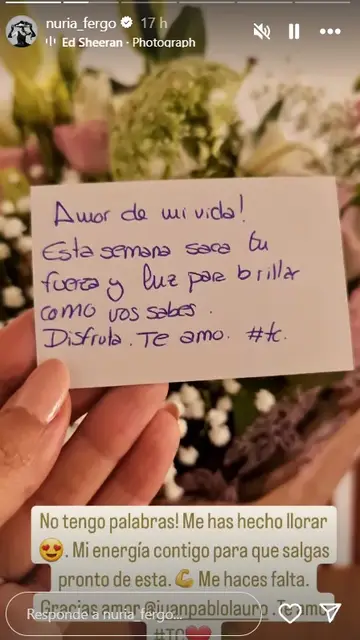 Juan Pablo Lauro agradece el apoyo de Nuria Fergó con un ramo de flores Juan Pablo Lauro agradece el apoyo de Nuria Fergó con un ramo de flores