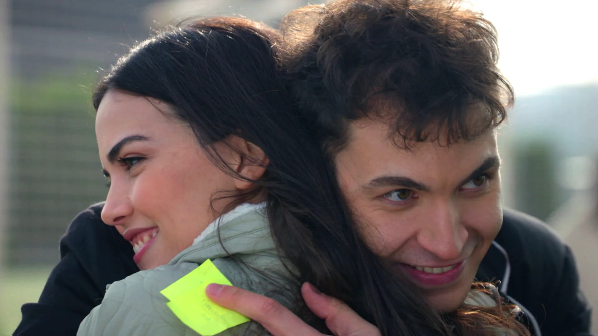 Yasmin por fin acepta todo lo que siente por Tolga y le declara su amor de una original manera: "¿Te gustaría salir conmigo?" 