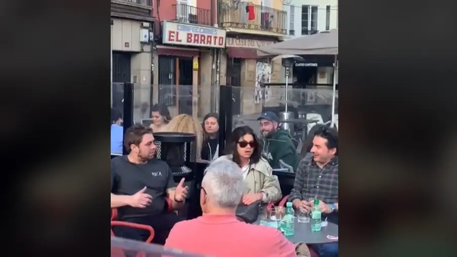 Se queda dormida en la terraza de un bar y al despertar descubre la sorpresa Se queda dormida en la terraza de un bar y al despertar descubre la sorpresa