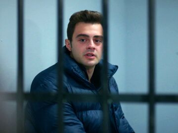 La polic&iacute;a detiene a &Ouml;mer y S&uuml;sen por culpa de Lydia y Sarp, &iquest;podr&aacute; la pareja demostrar su inocencia y salir del calabozo?