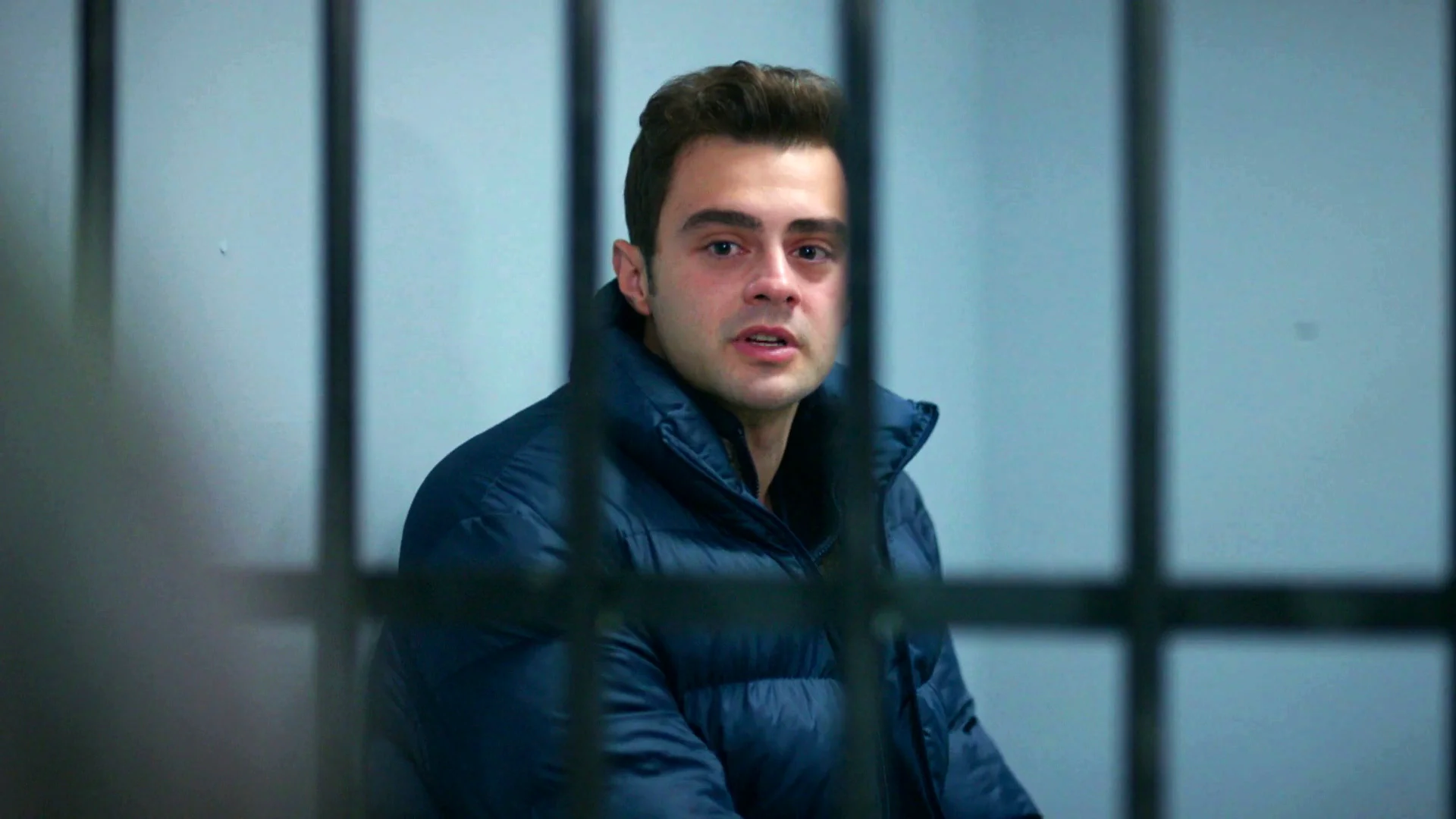 La policía detiene a Ömer y Süsen por culpa de Lydia y Sarp, ¿podrá la pareja demostrar su inocencia y salir del calabozo?