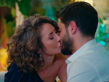 Feyza besa a &Ccedil;ağatay y confiesa que Atlas es su hijo: "No puedo callarme m&aacute;s"