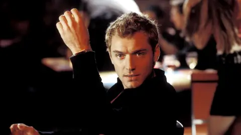 Jude Law en Alfie en el 2004 Jude Law en Alfie en el 2004