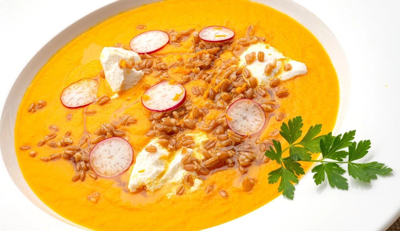 Sopa de zanahoria con espelta y rabanitos, de Arguiñano: &quot;Llama la atención sin ninguna duda&quot;