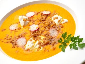 Sopa de zanahoria con espelta y rabanitos, de Arguiñano: "Llama la atención sin ninguna duda"