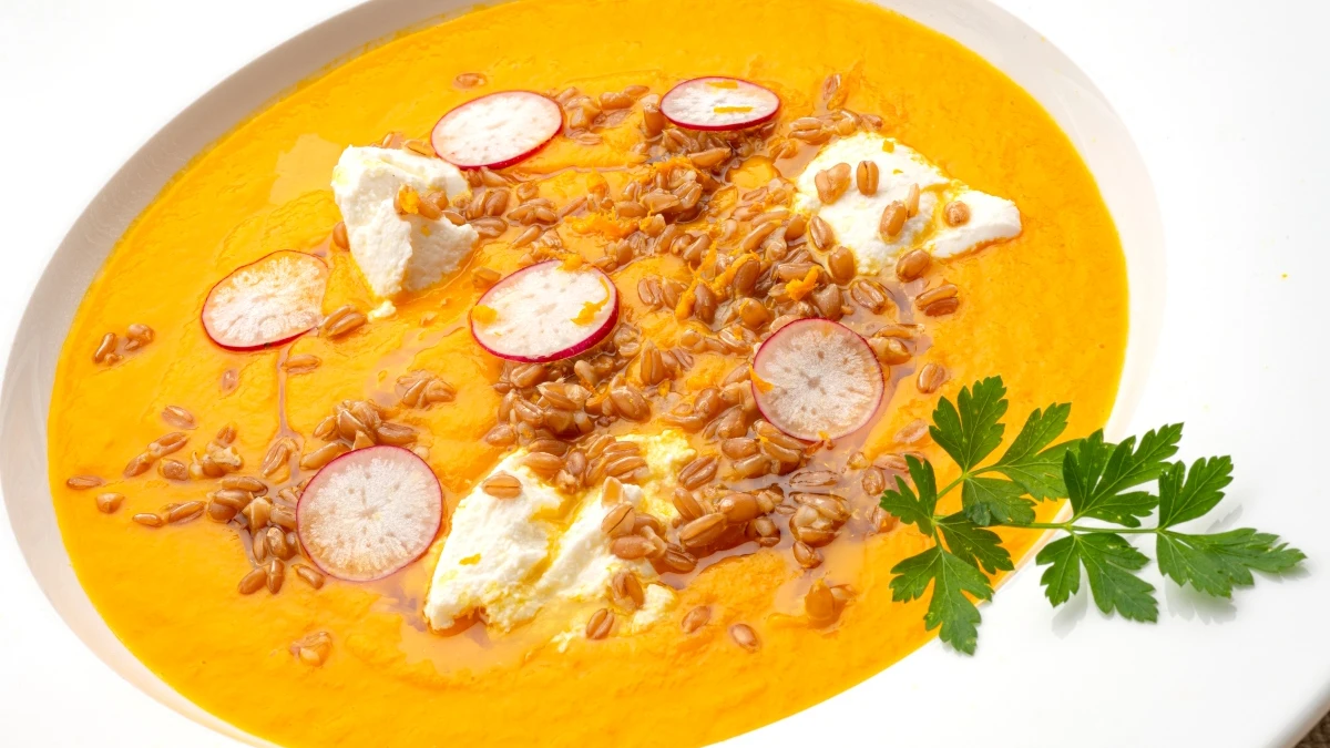 Sopa de zanahoria con espelta y rabanitos, de Arguiñano: "Llama la atención sin ninguna duda" Sopa de zanahoria con espelta y rabanitos, de Arguiñano: "Llama la atención sin ninguna duda"