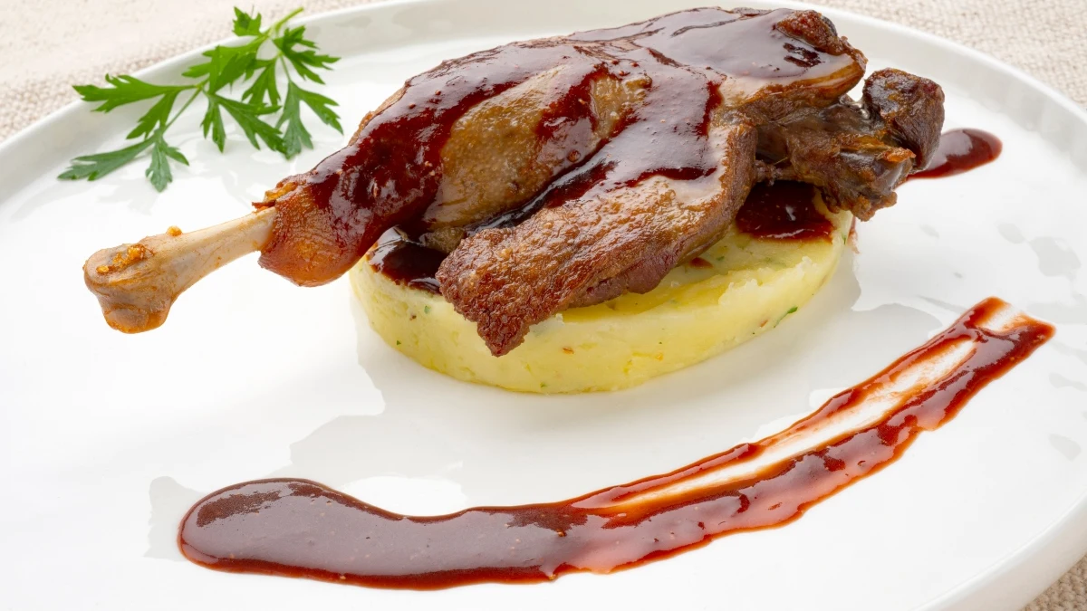 Confit de pato con salsa de fresas