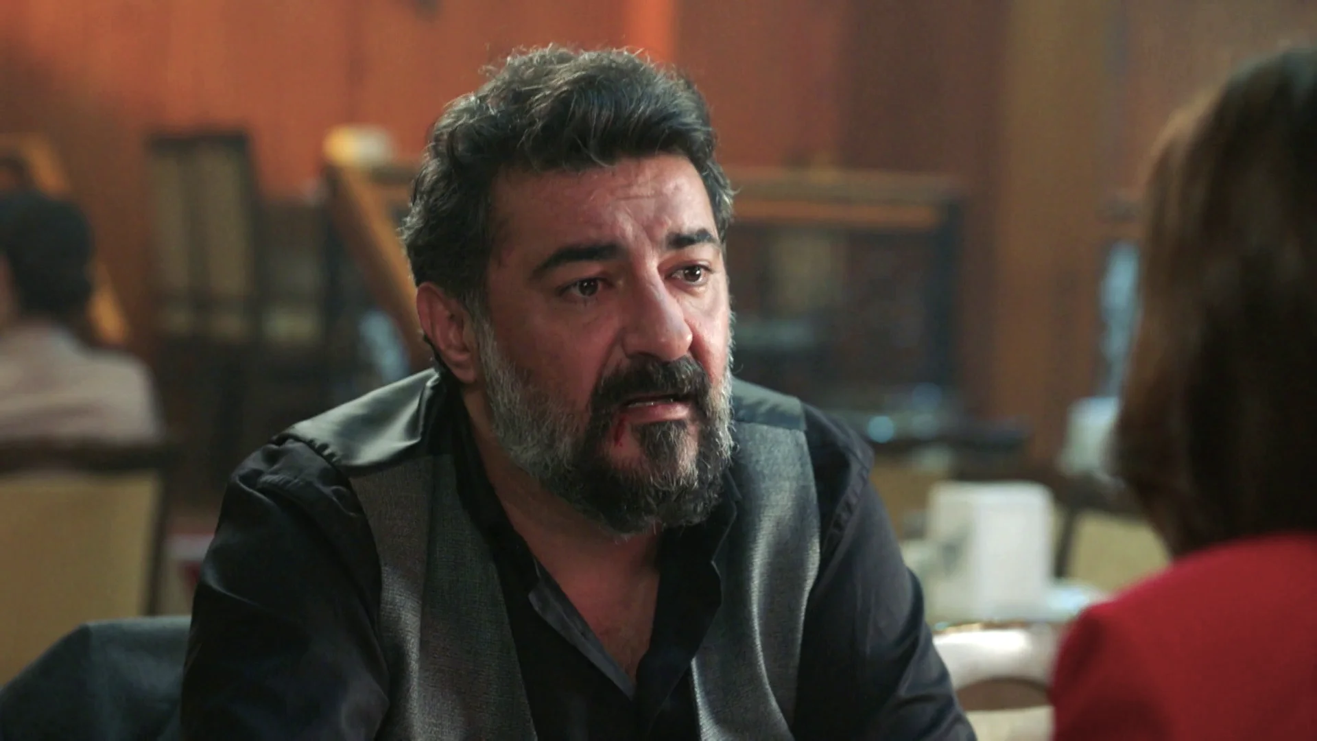 Akif intenta evitar que Süreyya se case con Yaman: "Sé que sientes algo por mí, pero no quieres admitirlo"