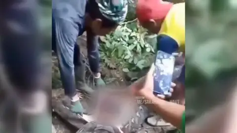 El cuerpo de una mujer aparece en el interior de una serpiente pitón El cuerpo de una mujer aparece en el interior de una serpiente pitón