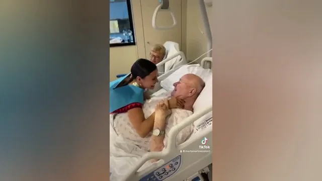 El vídeo viral de la joven que visita a sus abuelos el día de su graduación El vídeo viral de la joven que visita a sus abuelos el día de su graduación