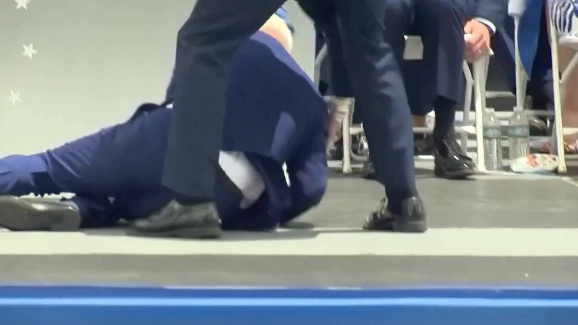 Biden se cae en un acto Biden se cae en un acto