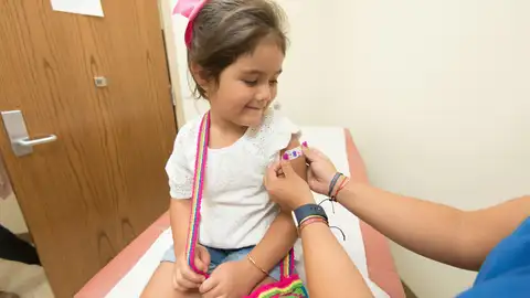 Una niña con une tirita tras ser vacunada Una niña con une tirita tras ser vacunada