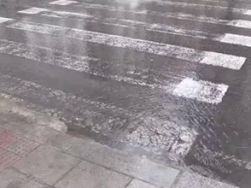 Fuerte temporal de lluvia y granizo: cortes de luz, calles inundadas y un tres descarrilado