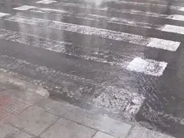 Fuerte temporal de lluvia y granizo: cortes de luz, calles inundadas y un tres descarrilado Fuerte temporal de lluvia y granizo: cortes de luz, calles inundadas y un tres descarrilado