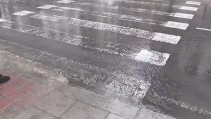 Fuerte temporal de lluvia y granizo: cortes de luz, calles inundadas y un tres descarrilado