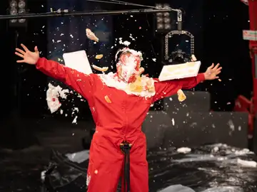 ¡Tartazo volador! El increíble homenaje de Marron a Steve Aoki en El Hormiguero ¡Tartazo volador! El increíble homenaje de Marron a Steve Aoki en El Hormiguero