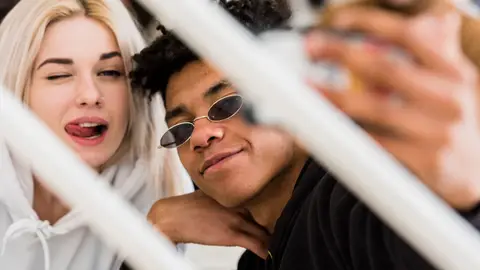 Jóvenes haciéndose una selfie Jóvenes haciéndose una selfie