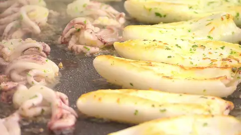 Calienta la plancha, coloca los calamares Calienta la plancha, coloca los calamares