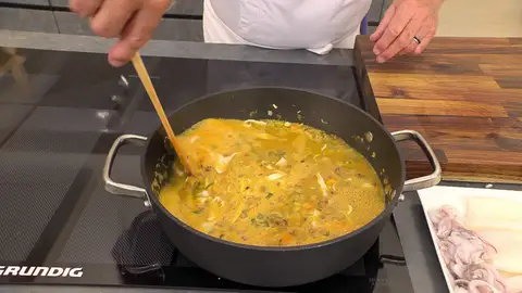 Introduce los fideos, vierte el caldo caliente y cocínalos Introduce los fideos, vierte el caldo caliente y cocínalos