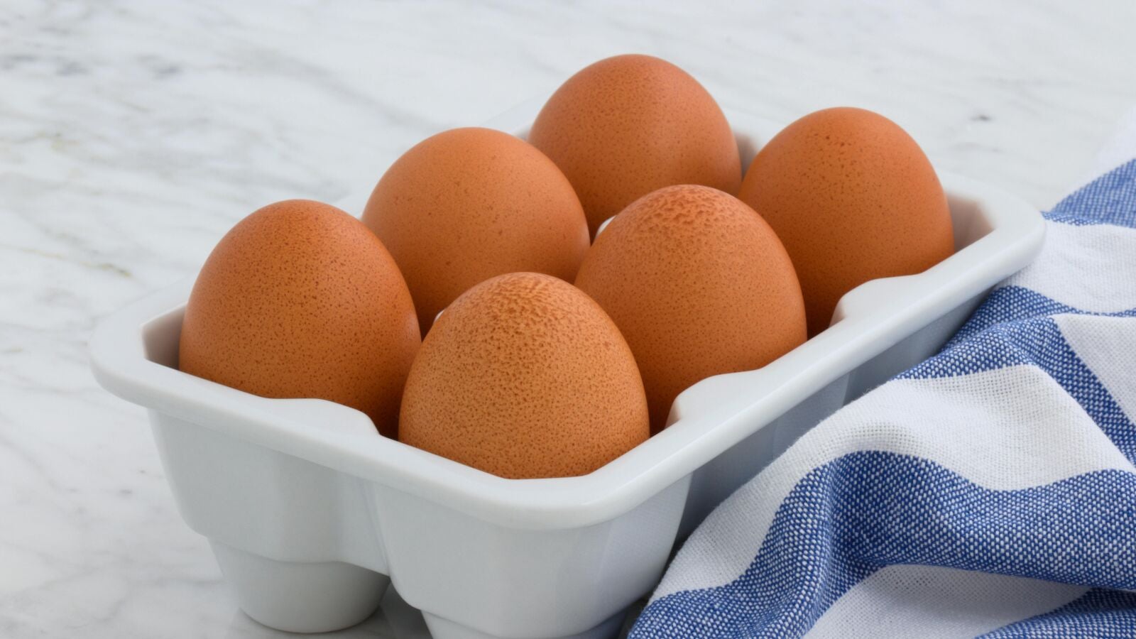 ¿Dónde debemos guardar los huevos: dentro o fuera de la nevera?