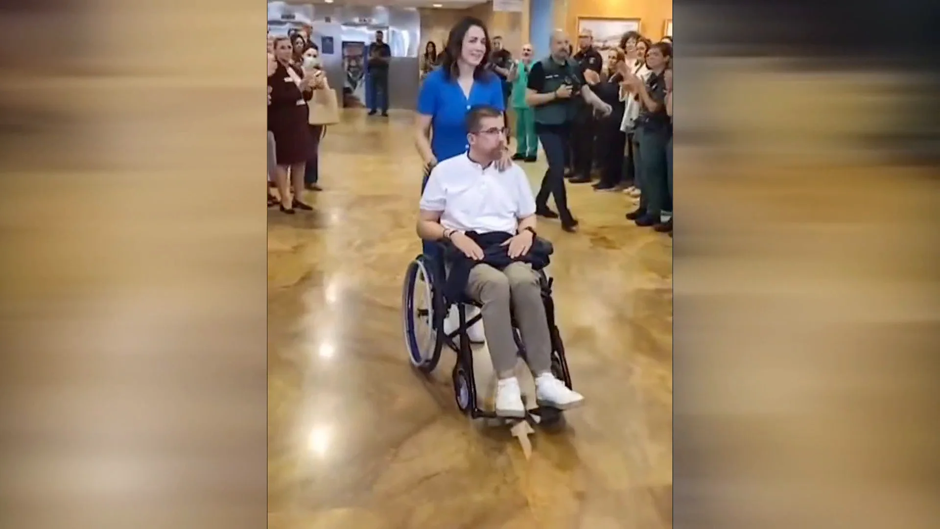 Marcos Troiti&ntilde;o y su mujer a la salida del hospital