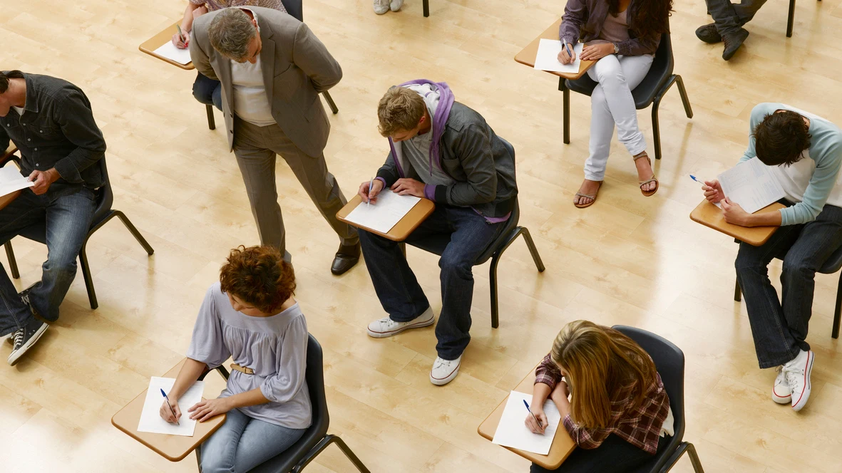 Jóvenes examinándose Jóvenes examinándose