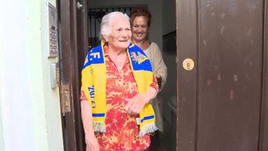 El Cádiz CF evita el desahucio de María, una vecina de 88 años, comprando su casa