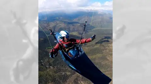 El parapentista Mattin Íñiguez en pleno vuelo El parapentista Mattin Íñiguez en pleno vuelo