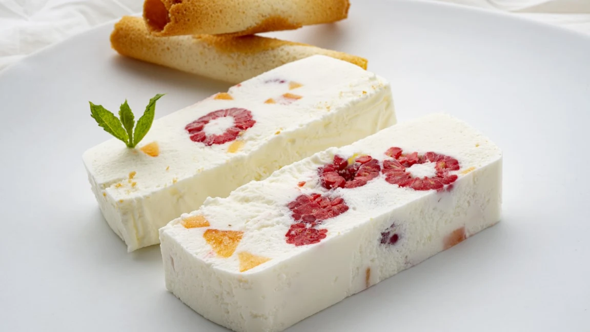 Postre helado de yogur con frutas de Arguiñano