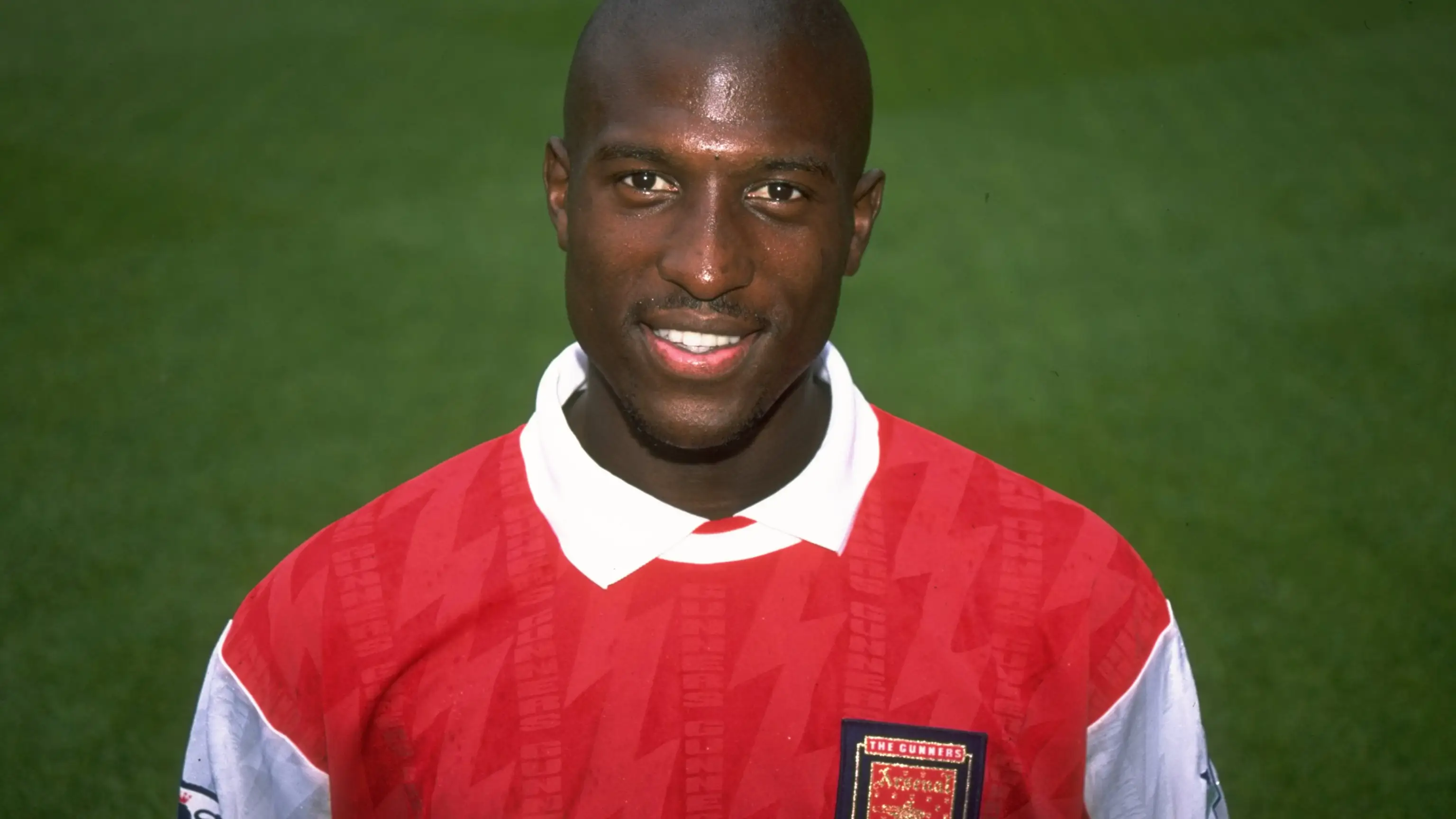 Kevin Campbell con la camiseta del Arsenal en 1993