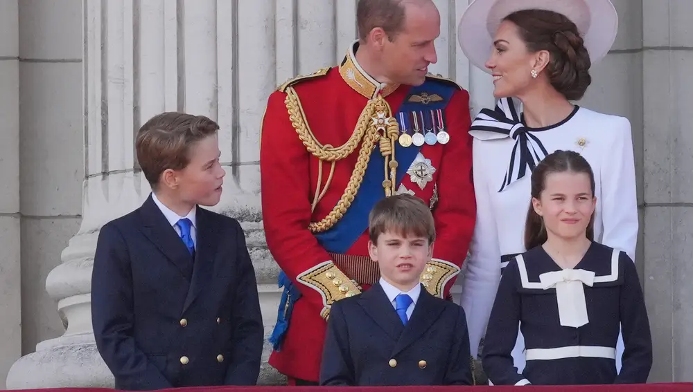 El príncipe Guillermo y Kate Middleton, muy cariñosos junto a sus hijos 