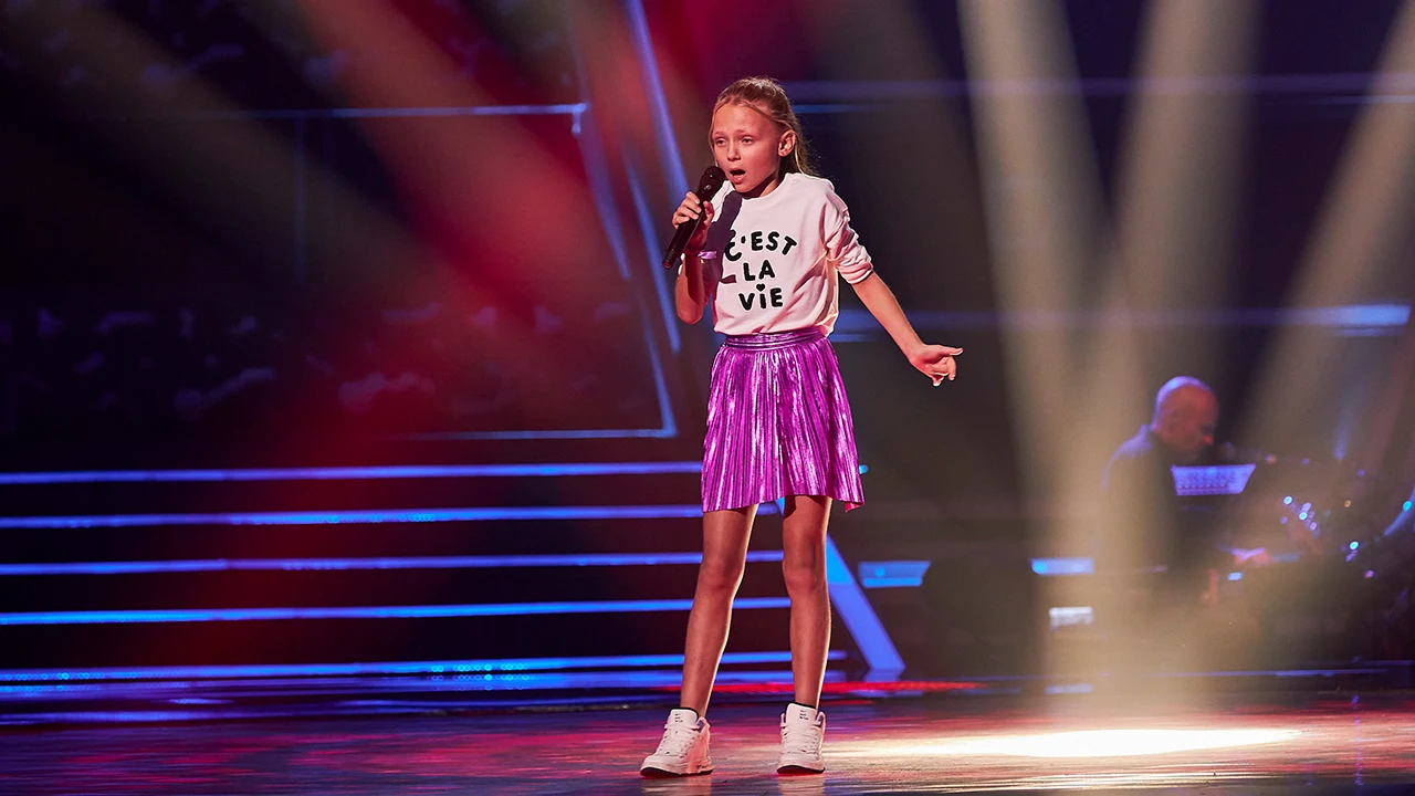 &iexcl;Puro amor en el escenario! Carmen derrocha ternura con un tema de Lady Gaga