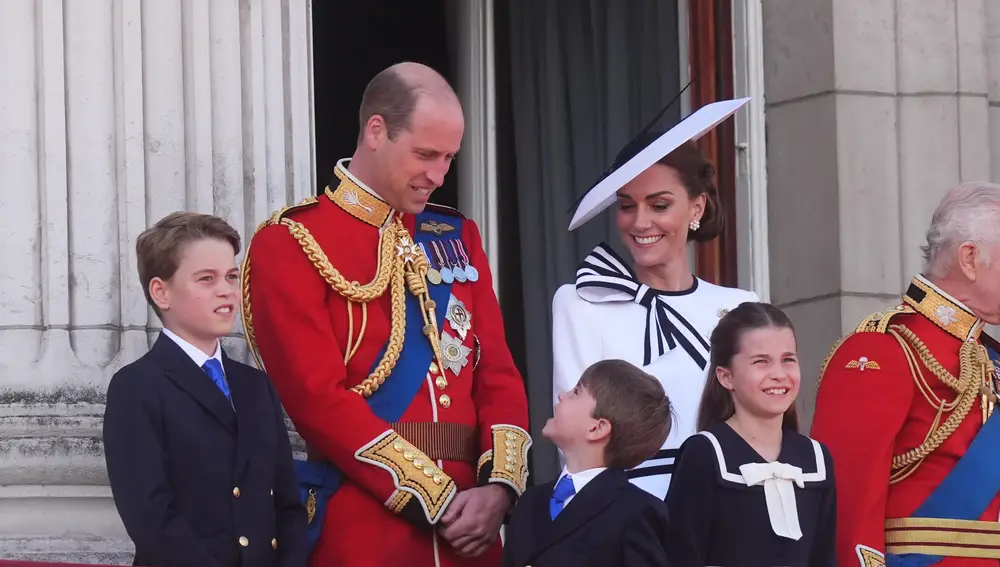 El príncipe Guillermo y Kate Middleton, sonriendo junto a sus hijos