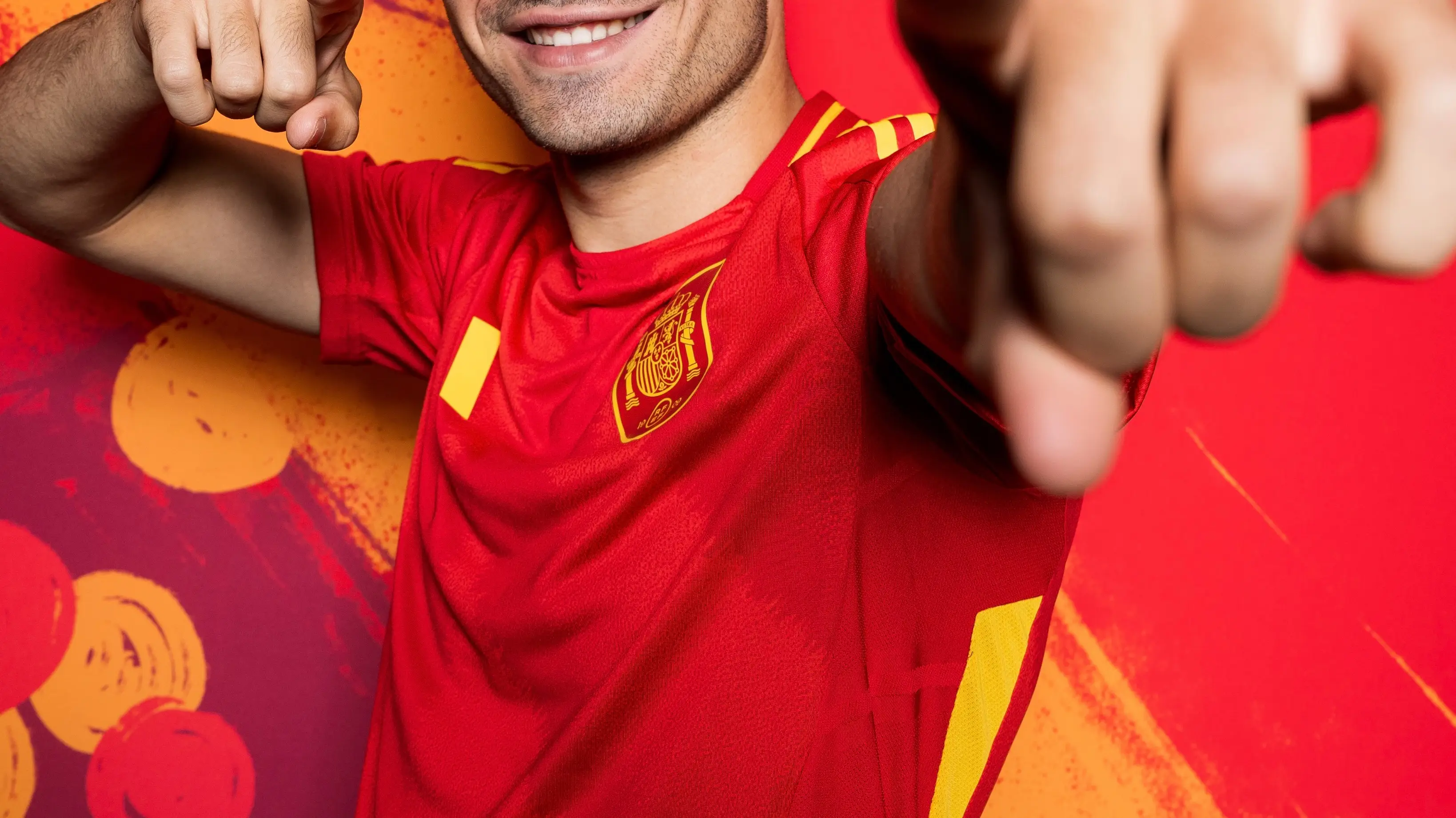 Pedri posa con la camiseta de España Pedri posa con la camiseta de España