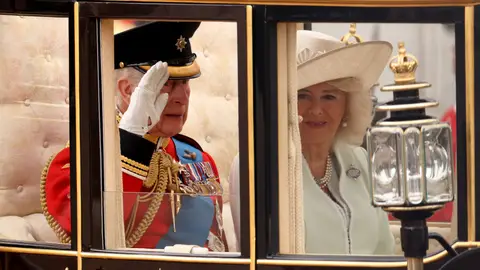 El rey Carlos III junto a la reina Camilla en el Trooping the Colour El rey Carlos III junto a la reina Camilla en el Trooping the Colour