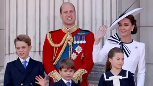 El príncipe Guillermo, Kate Middleton y sus hijos en el balcón del Palacio de Buckingham