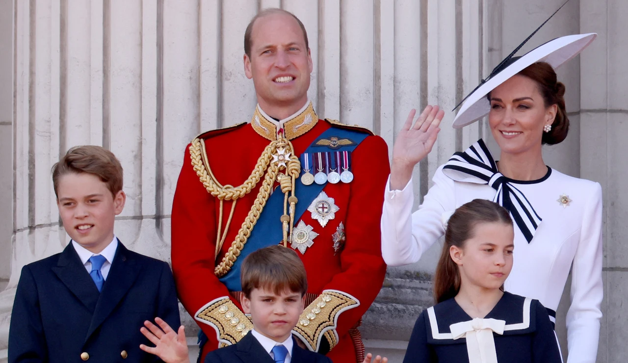 El príncipe Guillermo, Kate Middleton y sus hijos en el balcón del Palacio de Buckingham
