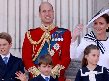 El príncipe Guillermo, Kate Middleton y sus hijos en el balcón del Palacio de Buckingham