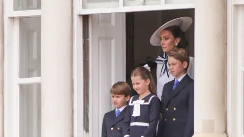 Kate Middleton junto a sus hijos en el balcón del Palacio de Buckingham Kate Middleton junto a sus hijos en el balcón del Palacio de Buckingham