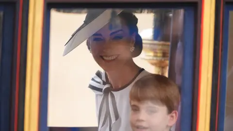 Kate Middleton, sonriente junto a su hijo Louis Kate Middleton, sonriente junto a su hijo Louis