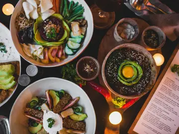 Diversos platos de comida saludable Diversos platos de comida saludable