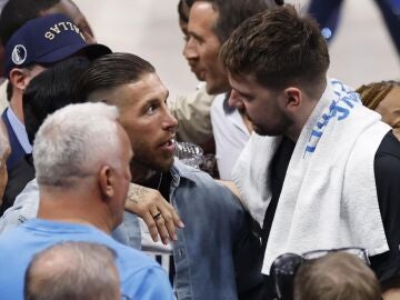 Sergio Ramos y Luka Doncic se saludan en Dallas