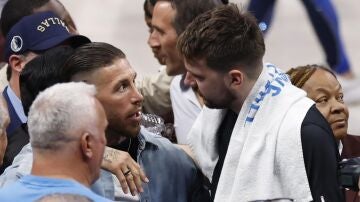Sergio Ramos y Luka Doncic se saludan en Dallas