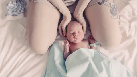 Un bebé recién nacido Un bebé recién nacido