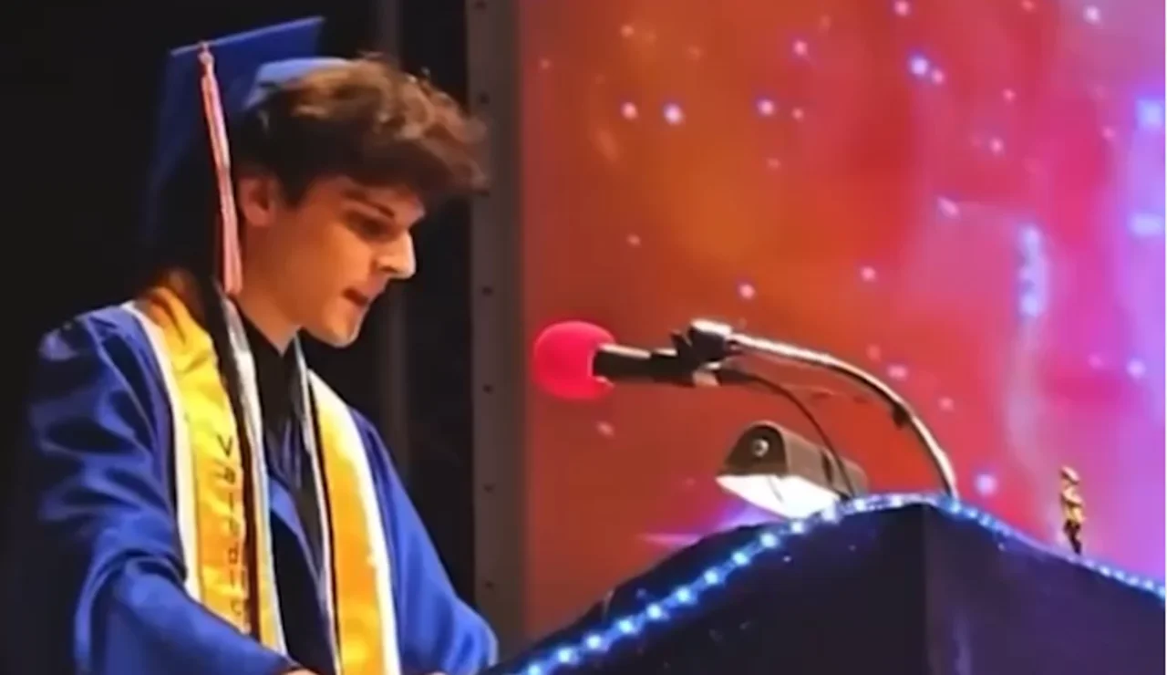 Alem Hadzic pronunciando su discurso de graduación